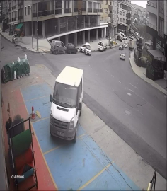 İstanbul - Beylikdüzü'nde park halinde freni boşalan hafif ticari araç yokuş aşağı kayarak otomobile çarptı