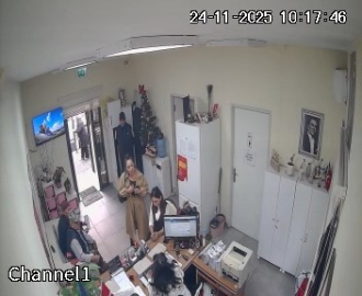 İstanbul- Pendik'te belge almaya gelen kadınla muhtar arasında tekme tokat kavga kamerada