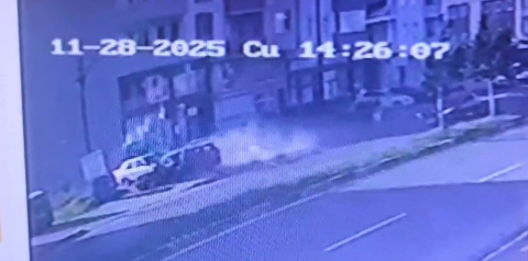 Otomobilin çarptığı babaanne ile 2 torunu ağır yaralandı; kaza kamerada