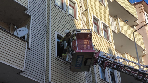 Kars'ta 6 katlı binada yangın; 1'i çocuk 3 kişi dumandan etkilendi