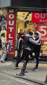 Sokak ortasında tekmeli, yumruklu kavga kamerada