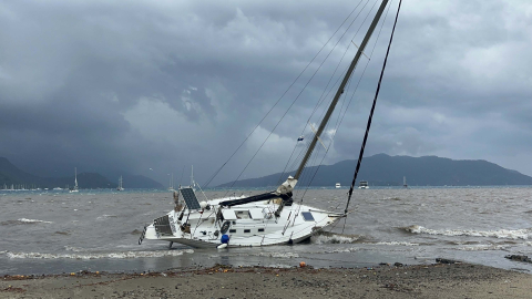 Marmaris'te sağanak ve kuvvetli rüzgar; yelkenli tekneler karaya vurdu