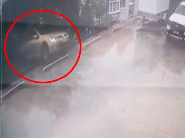 Otomobilini yanlışlıkla geri vitese alınca, 7 metre yükseklikten düştü; kaza anı kamerada