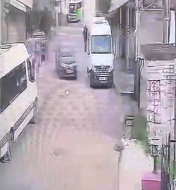 El freni çekilmeyen otomobil, bahçe duvarına çarptı