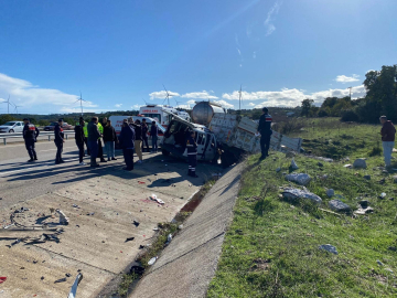 Hafif ticari araç, kamyonete çarptı; 2'si ağır 5 yaralı