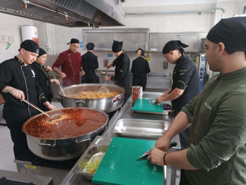 Meslek lisesinin kazanları, ihtiyaç sahibi öğrenciler için kaynıyor