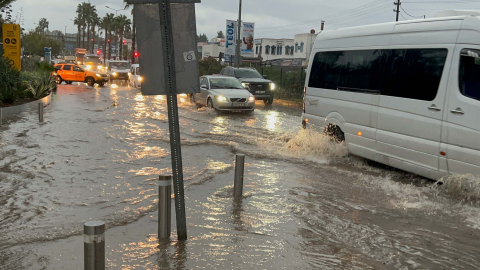 Bodrum'da sağanak; 1 evi su bastı, yollar göle döndü