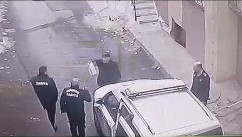 İstanbul - Küçükçekmece'de iş yeri mühürlenen esnaf ile zabıtalar arasında yaşanan gerginlik kamerada