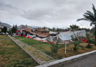 Mersin'de hortumlar evlere ve seralara zarar verdi