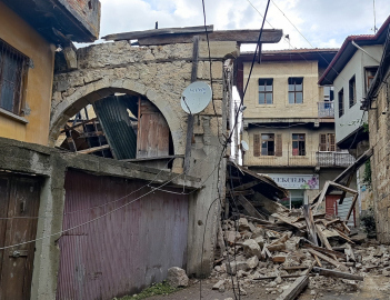 Yangında kullanılamaz hale gelen ev çöktü