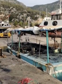 Düşen yıldırımdan çıkan yangında 3 tekne kullanılamaz hale geldi