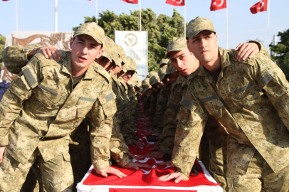 Hatay'da temel eğitimlerini tamamlayan bin 418 acemi er, yemin etti