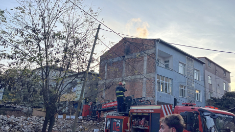 Binanın çatısında çıkan yangında baba ve oğlu dumandan etkilendi