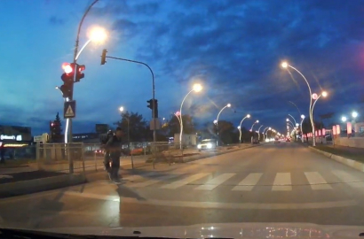 Motosikletin yayaya çarptığı kaza kamerada; 2 yaralı