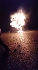 Seyir halindeyken alev alan kamyonet yandı