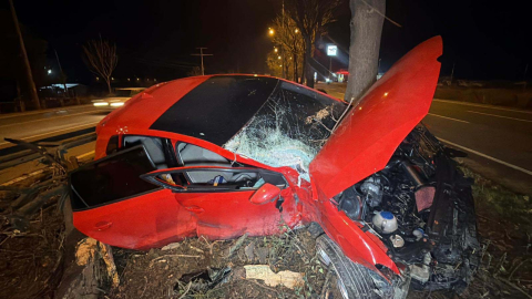 Eskişehir’de ağaca çarpan otomobilin sürücüsü ağır yaralandı