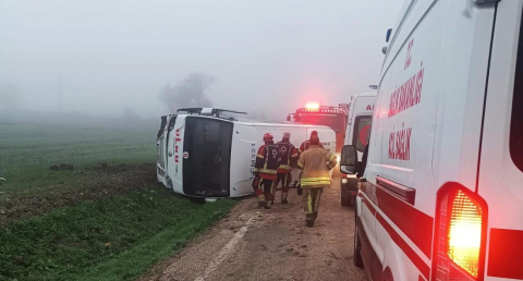 Öğrenci servis midibüsü şarampole yuvarlandı; 8 yaralı