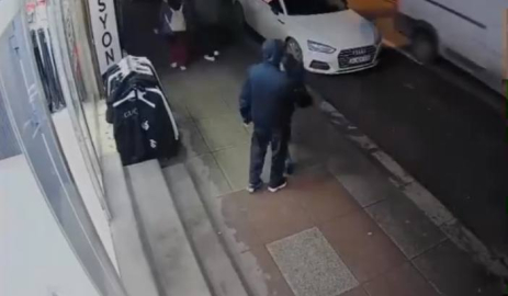 İstanbul - Sultangazi'de mağaza önlerinden kıyafet hırsızlığı kamerada
