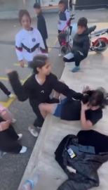 Akranları, kız öğrenciyi tekme- yumruk dövüp saçından sürükledi; o anlar kamerada