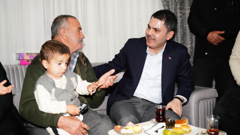 Bakan Kurum'dan depremzede aileye ziyaret