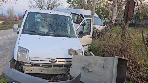Bursa'da işçi servisi ile hafif ticari araç çarpıştı: 11 yaralı