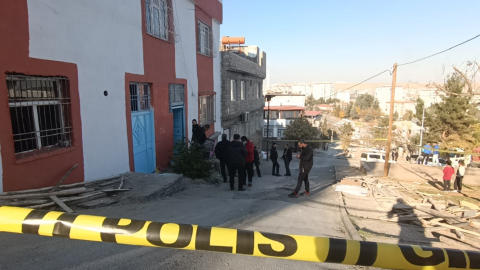 Boşandığı kadını, çocuklarının yanında bıçaklayarak öldürdü