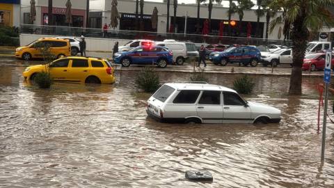 Bodrum'da sağanak; cadde sokaklar göle döndü, araçlar yolda kaldı