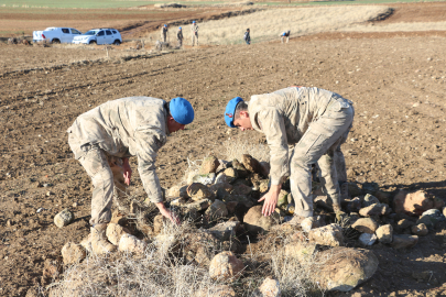 Kesik baş ile suç aleti bıçağın bulunması için her taşın altı kontrol ediliyor