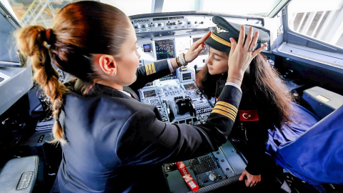 İstanbul- Kanseri yenen 10 yaşındaki Ece, THY uçağında pilot koltuğuna oturdu