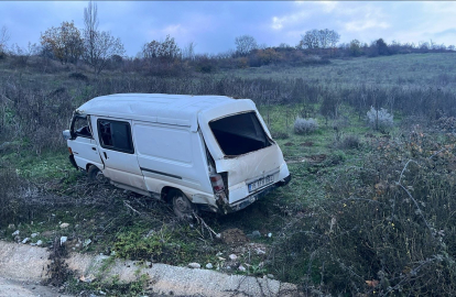 Kontrolden çıkan minibüs şarampole yuvarlandı: 1 yaralı