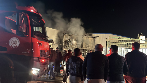 Geri dönüşüm deposunda yangın