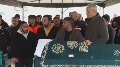 İstanbul - Pendik'teki yangında hayatını kaybeden 3 çocuğun cenazesi toprağa verildi / Geniş haber