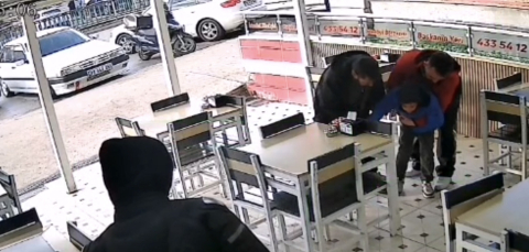 Boğazına şeker takılan çocuğu, Heimlich manevrasıyla kurtardı; o anlar kamerada