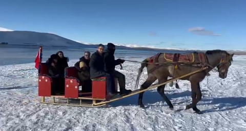 Çıldır Gölü'nün yüzeyi, buz tutmaya başladı / Ek fotoğraflar