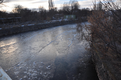 Sıcaklık eski 15'e düştü; Kars Çayı kısmen dondu