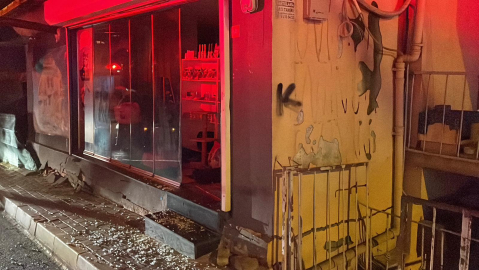 İstanbul - Sarıyer’de zemininde kayma oluşan bina gecekonduya yaslandı