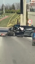 TEM'de otomobil, gişenin beton bariyerine çarptı; anne ile oğlu öldü