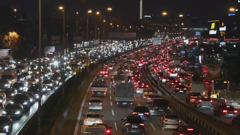 İstanbul - İstanbul'da derbi öncesi trafik yoğunluğu yüzde 90'a ulaştı