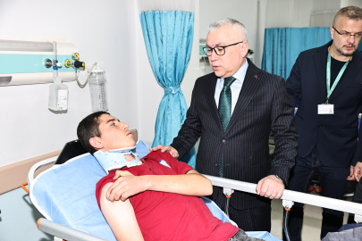 Sivas'ta öğrenci servisi devrildi: 15 yaralı (2)