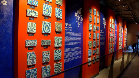 İstanbul - Topkapı Sarayı'ndaki 'Mabeyn Yolu Çini Sanat Galerisi' ziyarete açıldı: İlk etapta 250 çini sergileniyor