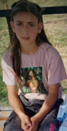 Okulda sürücüsünün geri manevra yaptığı hafif ticari aracın çarptığı Medine öldü