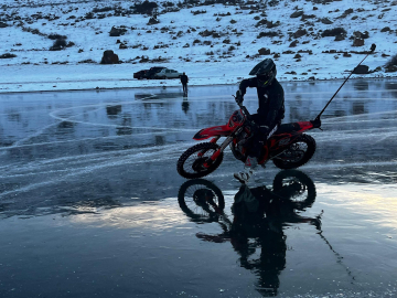 Profesyonel motosikletçi Atlı'dan Çıldır Gölü'nde buz üstünde drift şov