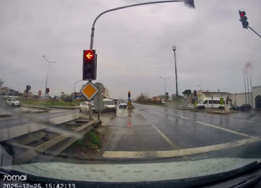 İstanbul - Büyükçekmece'de kırmızı ışık ihlali kazaya neden oldu; çarpışma kamerada