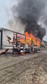 Kağıt yüklü TIR'ın dorsesi alev alev yandı