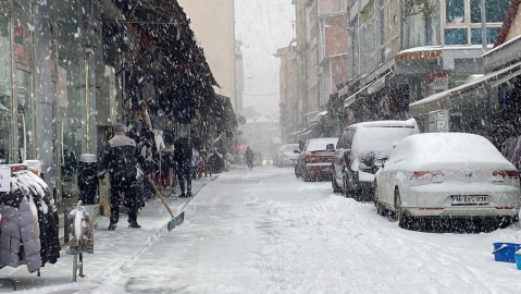 Kars'ta kar yağışı ve tipi; 27 köy yolu ulaşıma kapandı