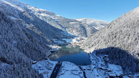 Uzungöl’de kar yağışı sonrası seyirlik manzaralar oluştu