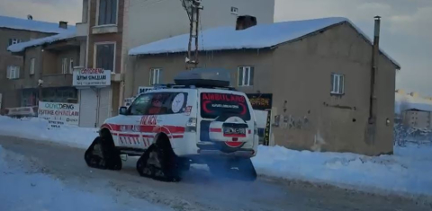 Yüksekova’da köyde hastalanan çocuk, paletli kar ambulansıyla hastaneye ulaştırıldı