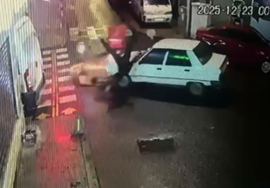Kazadan sonra yerde yatan sürücüyü kontrol edip olay yerinden kaçtı; o anlar kamerada