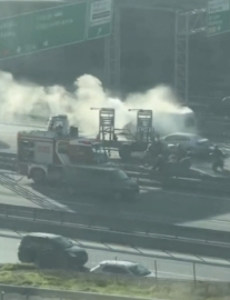 İstanbul - Bağcılar TEM Otoyolu'nda minibüs alev alev yandı