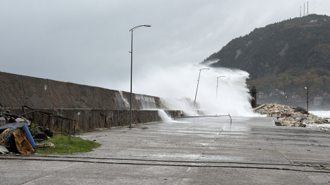 Bartın'da fırtına; dalga boyu 7 metreye ulaştı